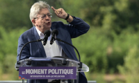 Le leader de La France insoumise Jean-Luc Mélenchon, lors des Universités d'été du parti LFI à Châteauneuf-sur-Isère, dans le sud-est de la France, le 22 août 2025 ( AFP / JEAN-PHILIPPE KSIAZEK )