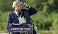 Le leader de La France insoumise Jean-Luc Mélenchon, lors des Universités d'été du parti LFI à Châteauneuf-sur-Isère, dans le sud-est de la France, le 22 août 2025 ( AFP / JEAN-PHILIPPE KSIAZEK )