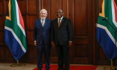 L'ambassadeur des États-Unis en Afrique du Sud, Brent Bozell (g) et président sud-africain Cyril Ramaphosa à Pretoria, le 8 avril 2026 ( AFP / Phill Magakoe )