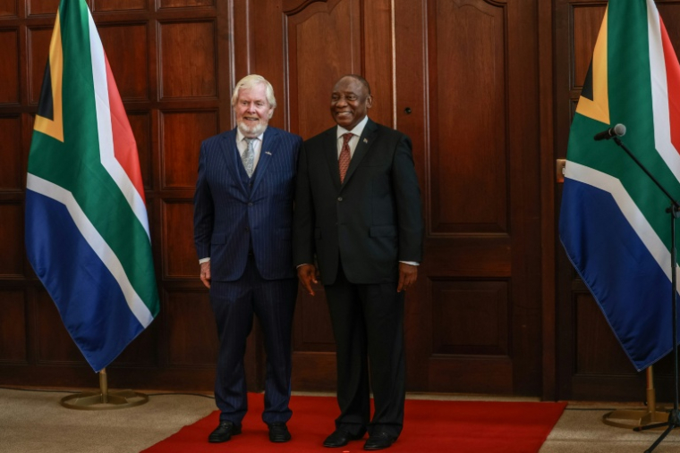 L'ambassadeur des États-Unis en Afrique du Sud, Brent Bozell (g) et président sud-africain Cyril Ramaphosa à Pretoria, le 8 avril 2026 ( AFP / Phill Magakoe )