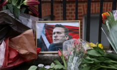 Manifestation devant l'ambassade de Russie après la mort d'Alexei Navalny, à Londres