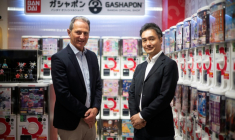Le patron de l'enseigne française de jouets King, Philippe Gueydon (à gauche) et son homologue de Bandai Europe, Koji Iwata, dans la première boutique française dédiée aux jouets "encapsulés" dans des balles en plastique, vendus dans des machines, à Paris, le 2 avril 2026 ( AFP / JULIEN DE ROSA )