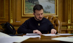 Volodimir Zelensky lors d'un appel téléphonique avec le Premier ministre britannique Rishi Sunak, à Kyiv, en Ukraine