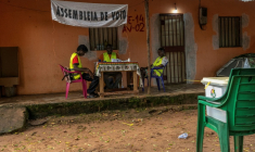 Des agents électoraux attendent les électeurs le 30 août 2026 dans la capitale bissau-guinéenne Bissau lors d'un référendum sur un projet de nouvelle Constitution, qui propose de passer à un régime présidentiel fort pour remplacer l'actuel système semi-parlementaire ( AFP / Samba BALDE )