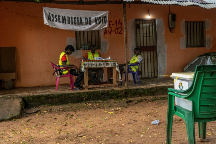 Des agents électoraux attendent les électeurs le 30 août 2026 dans la capitale bissau-guinéenne Bissau lors d'un référendum sur un projet de nouvelle Constitution, qui propose de passer à un régime présidentiel fort pour remplacer l'actuel système semi-parlementaire ( AFP / Samba BALDE )