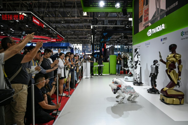 Des visiteurs assistent à une démonstration de robots sur le stand Nvidia lors de l'Exposition internationale des chaînes d'approvisionnement de Chine, à Pékin, le 16 juillet 2025 ( AFP / Jade GAO )
