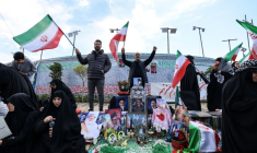 Des Iraniens rassemblés sur la place de la Révolution à Téhéran après l'accord de cessez-le-feu de deux semaines conclu entre les États-Unis et l'Iran, le 8 avril 2026 ( AFP / ATTA KENARE )