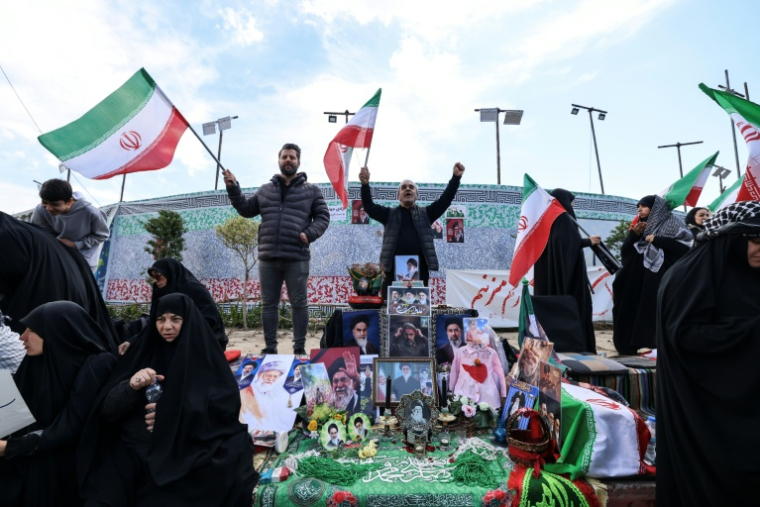 Des Iraniens rassemblés sur la place de la Révolution à Téhéran après l'accord de cessez-le-feu de deux semaines conclu entre les États-Unis et l'Iran, le 8 avril 2026 ( AFP / ATTA KENARE )