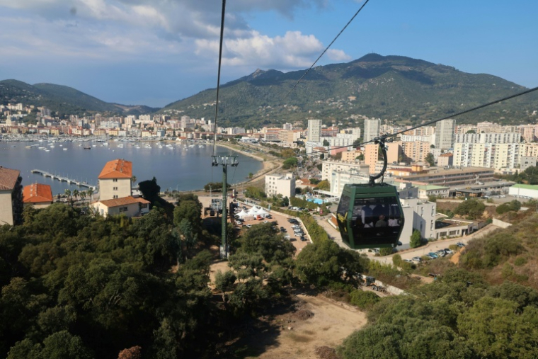 Le téléphérique urbain "Angelo" inauguré, le 18 octobre 2025 à Ajaccio ( AFP / Pascal POCHARD-CASABIANCA )
