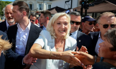 Marine Le Pen (c), cheffe du groupe parlementaire Rassemblement national (RN) et candidate à la présidentielle de 2027, et Jordan Bardella, président du RN, à leur arrivée à La Flèche pour un rassemblement de campagne, le 8 juillet 2026 dans la Sarthe ( AFP / FRED TANNEAU )