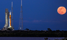 La fusée lunaire SLS prévue pour la mission Artémis 2 sur son pas de tir, au Centre spatial Kennedy en Floride, le 1er février 2026 ( AFP / Miguel J. Rodriguez Carrillo )