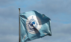 Un drapeau avec le logo d'Interpol au siège de l'organisation à Lyon