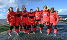 L'équipage de Sodebo pendant la préparation pour le Trophée Jules Verne, photographié le 22 novembre. De gauche àdroite Thomas Coville, Frederic Denis, Nicolas Troussel,Guillaume Pirouelle (C), Benjamin Schwartz, Leonard Legrand et Pierre Leboucher (R)  ( AFP / Sebastien Salom-Gomis )