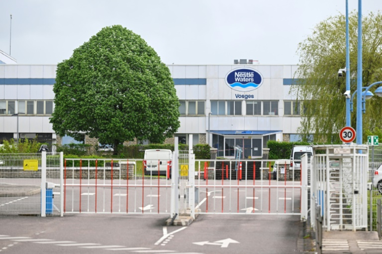 L'entrée de l'usine Nestlé Waters à Contrexeville, dans les Vosges, le 10 mai 2023 ( AFP / JEAN-CHRISTOPHE VERHAEGEN )