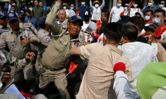Affrontements entre des policiers et des manifestants devant la Banque nationale du Cambodge (BNC) qui réclament l'accès à leurs comptes bloqués sur une plateforme du groupe Huione, le 27 avril 2026 à Phnom Penh   ( AFP / TANG CHHIN Sothy )