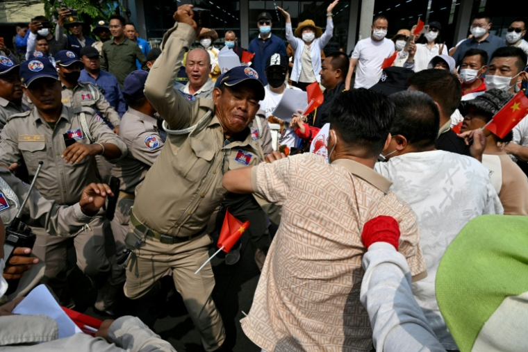 Affrontements entre des policiers et des manifestants devant la Banque nationale du Cambodge (BNC) qui réclament l'accès à leurs comptes bloqués sur une plateforme du groupe Huione, le 27 avril 2026 à Phnom Penh   ( AFP / TANG CHHIN Sothy )