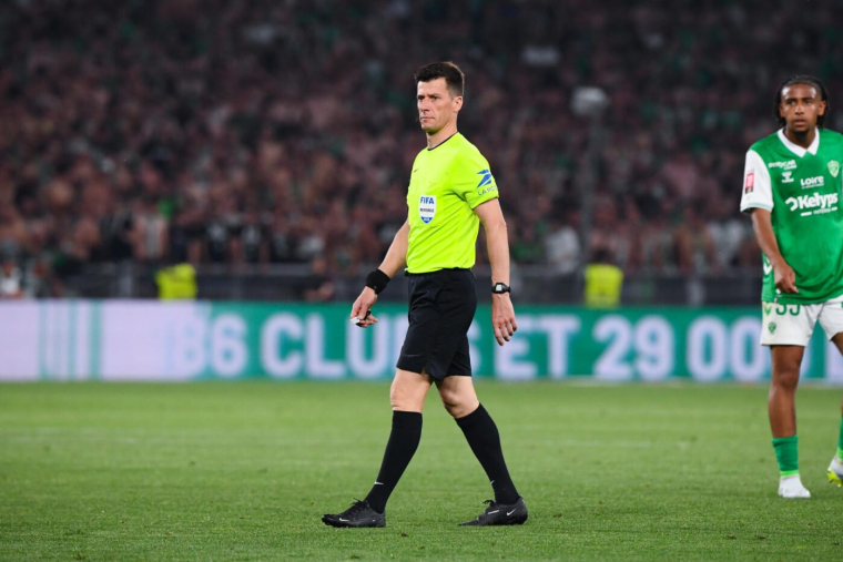 Un arbitre français expérimenté arrête sa carrière et rejoint la FFF