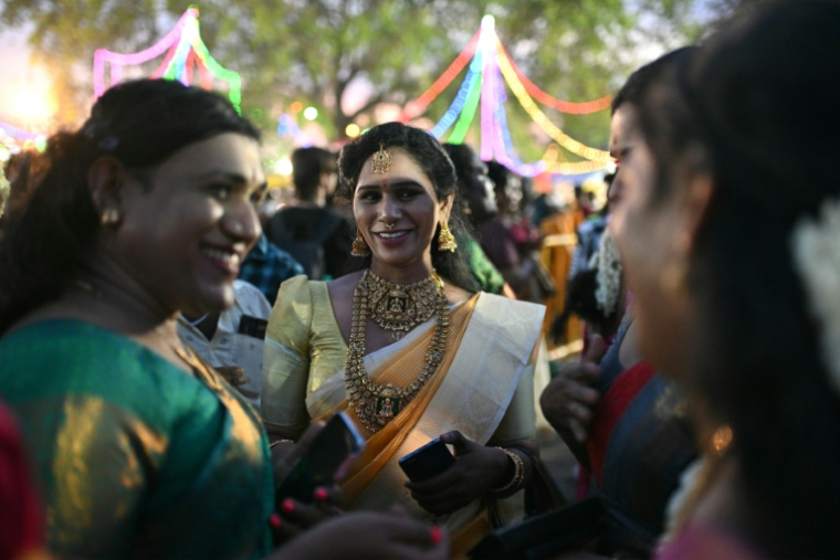 Des membres de la communauté transgenre participent au festival annuel Koovagam, le 28 avril 2026 à Kallakurichi, dans l'Etat indien méridional du Tamil Nadu  ( AFP / R.Satish BABU )
