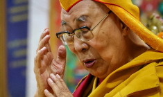 Le Dalai Lama en prière au temple tibétain de McLeod Ganj (Inde) le 5 juillet 2025, veille de son 90e anniversaire. ( AFP / Niharika KULKARNI )