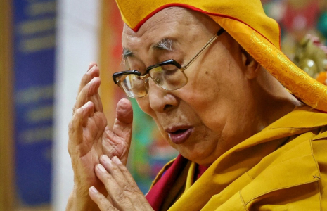 Le Dalai Lama en prière au temple tibétain de McLeod Ganj (Inde) le 5 juillet 2025, veille de son 90e anniversaire. ( AFP / Niharika KULKARNI )