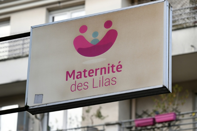 L'enseigne de la maternité des Lilas, en Seine-Saint-Denis, le 30 octobre 2025 ( AFP / Bertrand GUAY )