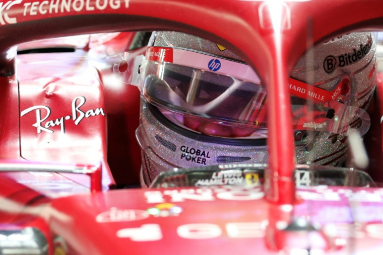Le pilote britannique de Ferrari, Lewis Hamilton, effectue un arrêt au stand lors de la troisième séance d'essais libres du Grand Prix de F1 de Las Vegas, le 21 novembre 2025 ( AFP / Patrick T. Fallon )