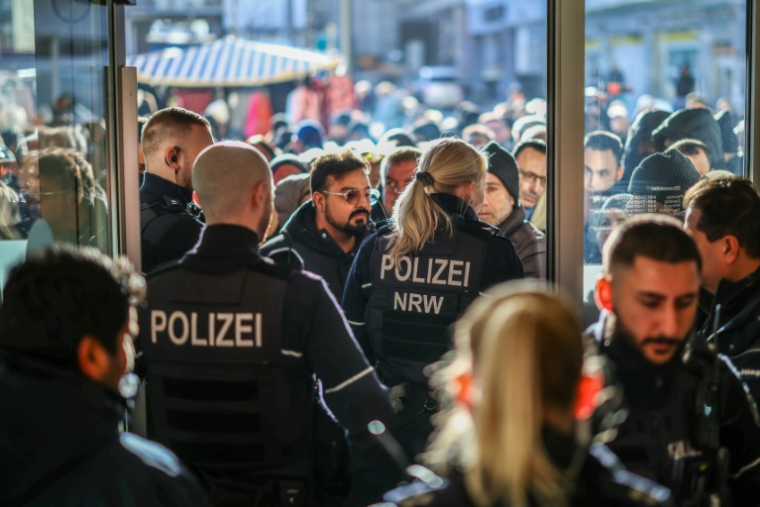 Des policiers le 30 décembre 2025 devant la banque victime d'un casse en Allemagne, à Gelsenkirchen   ( dpa / Christoph Reichwein )