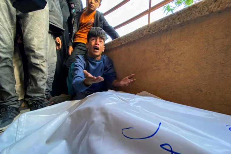 Un enfant pleure près des corps de proches tués près d'un centre d'aide humanitaire, à l'hôpital Nasser, dans le sud de la bande de Gaza, le 3 juin 2025 ( AFP / - )