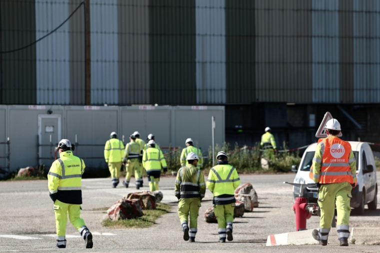 Des ouvriers sur le site industriel du groupe Fibre Excellence à Tarascon, le 14 avril 2026 dans les Bouches-du-Rôhne ( AFP / Thibaud MORITZ )