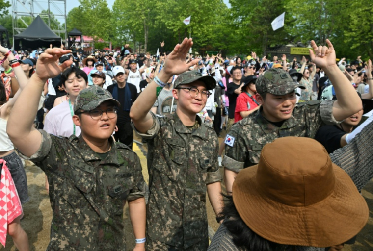 Des soldats assistent au DMZ Peace Train Festival à Cheorwon, le 14 juin 2026 en Corée du Sud, près de la frontière avec la Corée du Nord ( AFP / Jung Yeon-je )