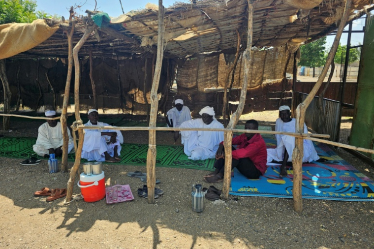 Une famille, dont des membres ont été tués lors de frappes aériennes sur une mine d’or située à la frontière entre le Soudan et l’Égypte, le 11 octobre, reçoit des condoléances à son domocile à Wad al-Hulaywah, dans l’État de Kassala, le 16 octobre 2026 au Soudan ( AFP / - )