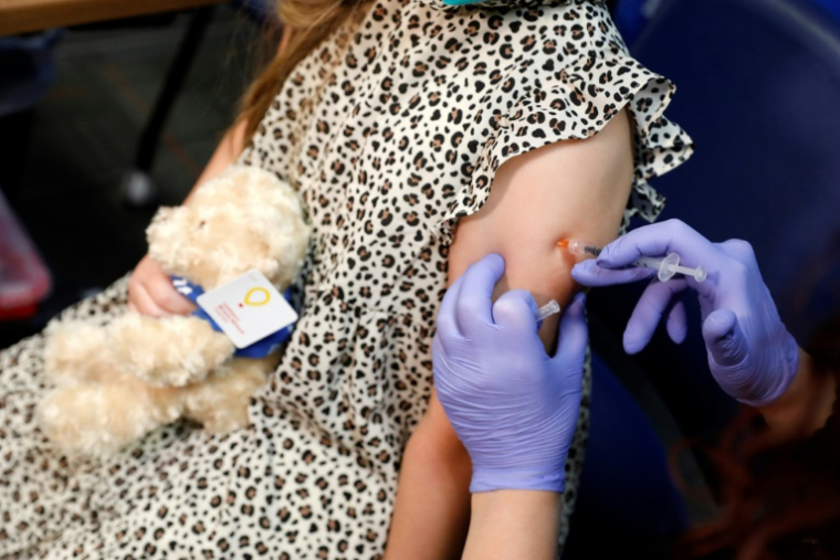 Un enfant reçoit une dose de vaccin à Southfield, Michigan, le 5 novembre 2021 ( AFP / JEFF KOWALSKY )