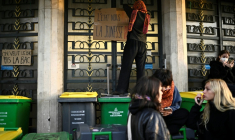 L'entrée du lycée Hélène-Boucher à Paris bloquée le 14 octobre 2026 ( AFP / JULIEN DE ROSA )