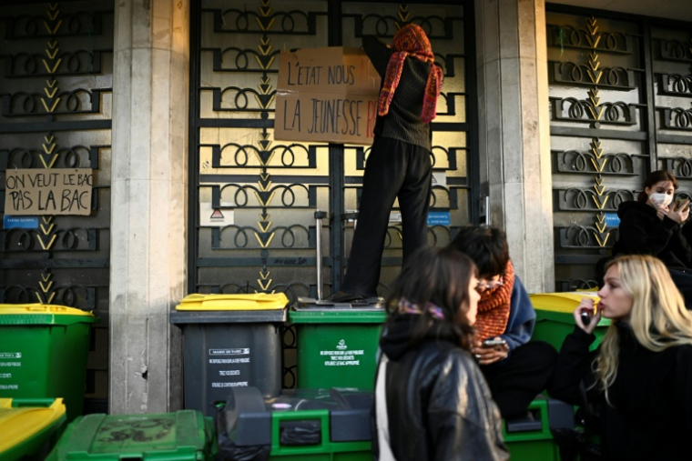 L'entrée du lycée Hélène-Boucher à Paris bloquée le 14 octobre 2026 ( AFP / JULIEN DE ROSA )