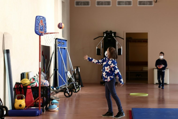 Mathilda, atteinte d'un cancer, fait des exercices dans la salle de sport du Château Sourire, géré par l'association Sourire à la vie et dédié au bien-être des enfants malades, le 23 janvier 2026 à Marseille ( AFP / Thibaud MORITZ )