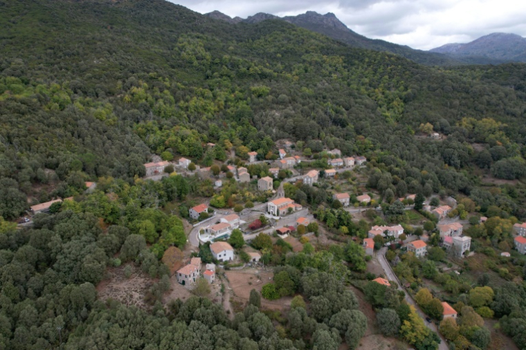 Vue aérienne du village de Quasquara, le 14 octobre 2025 en Corse-du-Sud ( AFP / Pascal POCHARD-CASABIANCA )