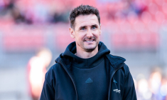 Miroslav Klose félicite Lionel Messi après son record