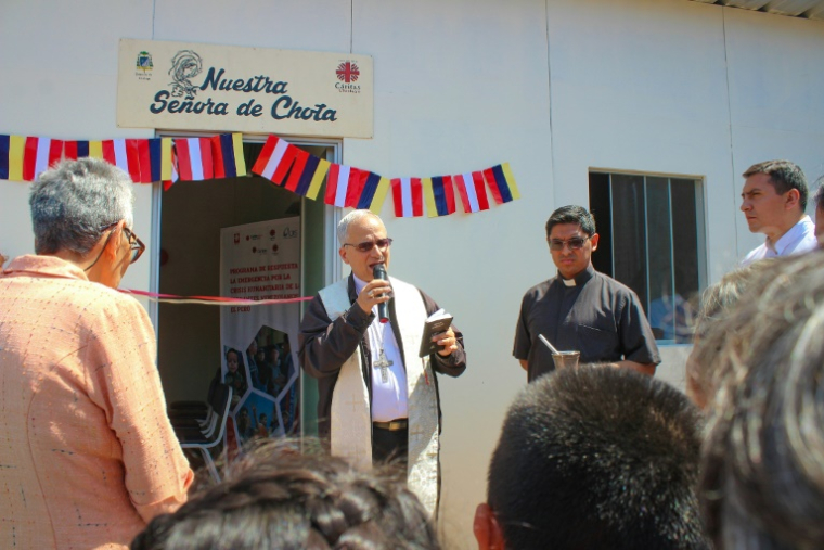 Photo du 25 juillet 2019 publiée par Caritas Chiclayo montrant Robert Francis Prevost, à l'époque évêque de Chiclayo, lors de l'inauguration de la salle à manger communautaire Nuestra Senora de Chota, au Pérou ( CARITAS CHICLAYO / Handout )