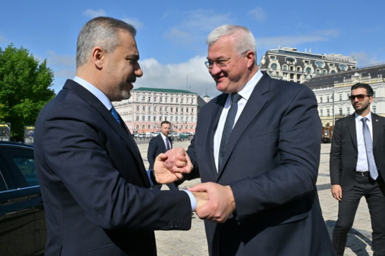 Le ministre ukrainien des Affaires étrangères Andriï Sybiga (d) accueille son homologue turc Hakan Fidan à Kiev, le 30 mai 2025 ( AFP / Sergei SUPINSKY )
