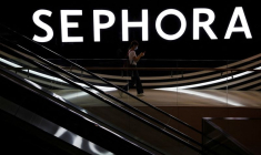 Une femme passe devant une enseigne Sephora dans un centre commercial à Singapour