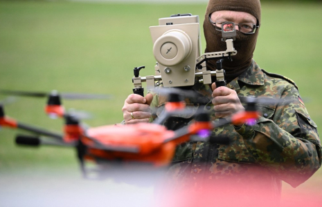 Un soldat allemand de la Bundeswehr, en démonstration d'un brouilleur de drones, en septembre 2025 (illustration) ( AFP / TOBIAS SCHWARZ )