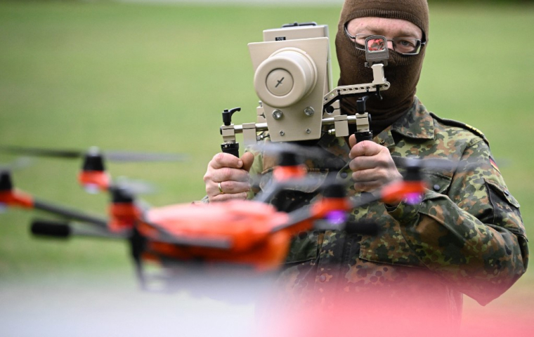 Un soldat allemand de la Bundeswehr, en démonstration d'un brouilleur de drones, en septembre 2025 (illustration) ( AFP / TOBIAS SCHWARZ )