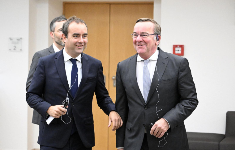 Les ministres de la Défense allemand et français, Boris Pistorius et Sébastien Lecornu, à Berlin le 10 juillet. ( AFP / TOBIAS SCHWARZ )