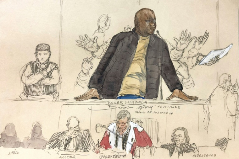 Croquis d'audience du 12 novembre 2025 montrant l'ancien chef rebelle congolais Roger Lumbala lors de son procès devant la Cour d'assises de Paris ( AFP / Benoit PEYRUCQ )