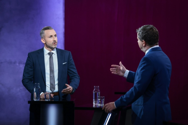 Ulrich Siegmund (à gauche), principal candidat de l’Alternative pour l’Allemagne (AfD), parti d’extrême droite, aux élections régionales de Saxe-Anhalt, et son adversaire chrétien-démocrate Sven Schulze, ministre-président de ce Land, lors d'un débat télévisé à Magdebourg le 26 août 2026 ( AFP / Ronny HARTMANN )