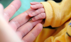 La natalité ne cesse de reculer en France depuis 2010. Elle est passée de 832.799 à 663.000 en 2024, une baisse de 20% ( AFP / PHILIPPE HUGUEN )