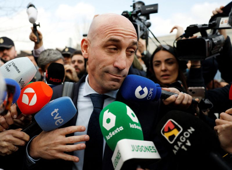 L'ancien chef du football espagnol Rubiales fait face à un interrogatoire lors du procès pour avoir embrassé la footballeuse Jenni Hermoso