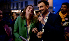 La secrétaire nationale des Ecologistes Marine Tondelier au côté du maire écologiste de Lyon Grégory Doucet le 5 mars 2026 à Lyon ( AFP / Olivier CHASSIGNOLE )