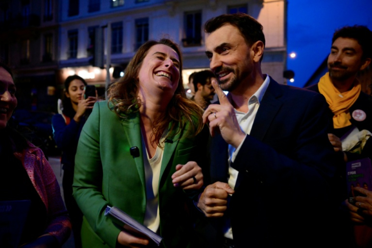 La secrétaire nationale des Ecologistes Marine Tondelier au côté du maire écologiste de Lyon Grégory Doucet le 5 mars 2026 à Lyon ( AFP / Olivier CHASSIGNOLE )