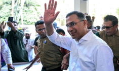 Le président du Parti nationaliste du Bangladesh (BNP), Tarique Rahman (d), futur Premier ministre, le 14 février 2026 à Dacca, au Bangladesh ( AFP / MOHD RASFAN )